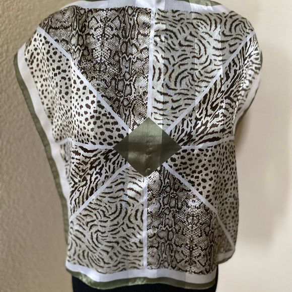 Green Leopard Print Scarf - Picture 2 of 3